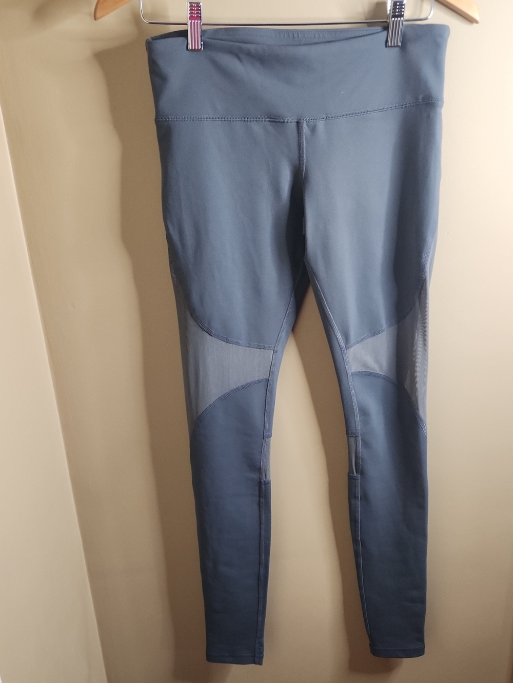 Alo Yoga Coastal Mesh Leggings In Grey. Size M.